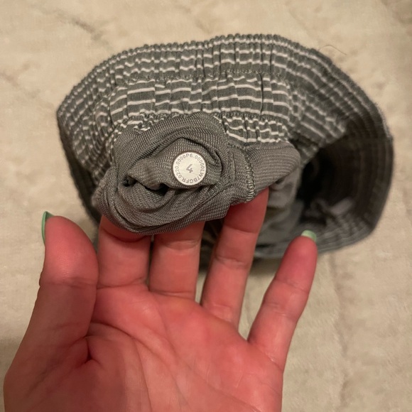 Size 4 Lululemon Gray Striped Hotty Hot Shorts - Picture 4 of 4